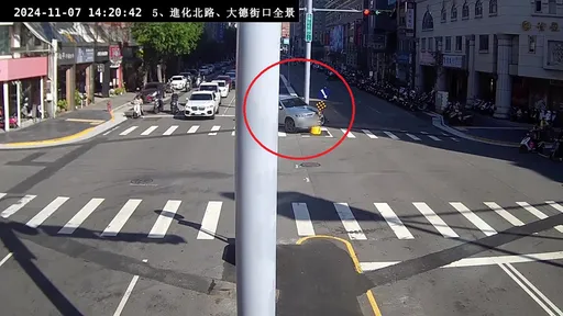 台中行人庇護島成「駕駛陷阱」 糗了!賓士女駕駛路口迴轉誤撞
