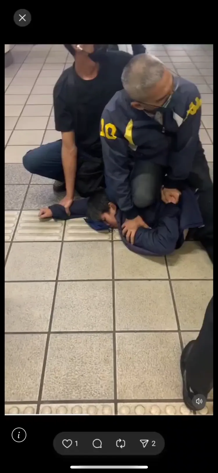 警方與民眾合力壓制行兇女子。翻攝畫面