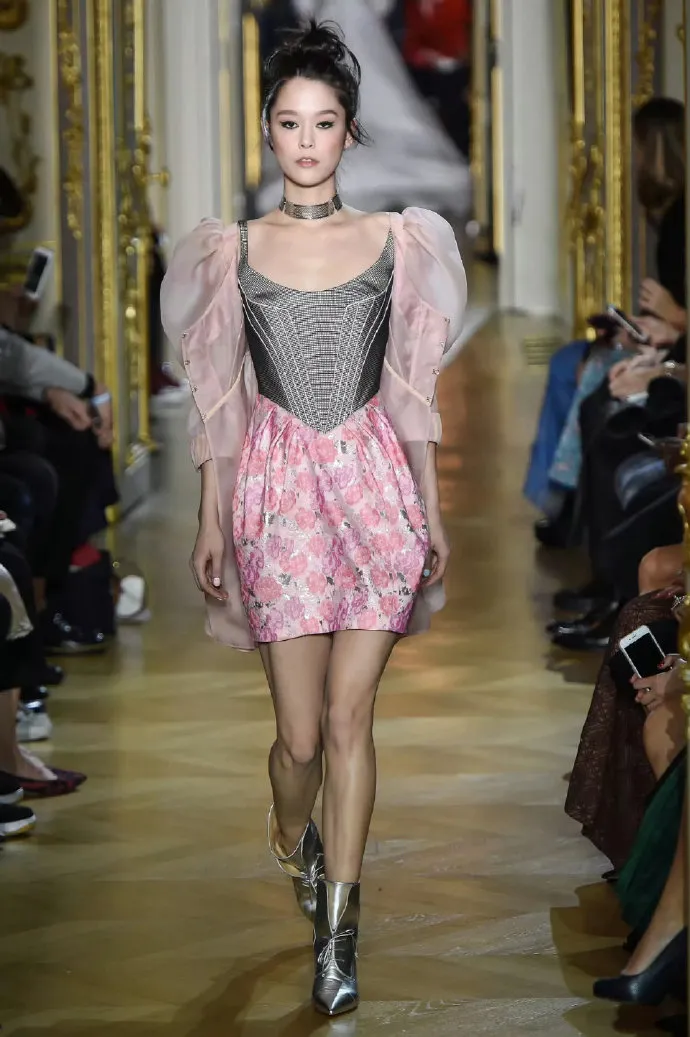 Ulyana Sergeenko 2016春夏高定原禮服裙子比較長，但因為趙露思比較嬌小，被她改短了。翻攝紅稿博主毛毛嘴真碎微博