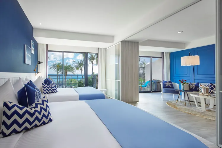 擁有25坪寬敞起居空間的豪華套房，滿滿海洋元素營造悠閒舒適的海島風情。業者提供