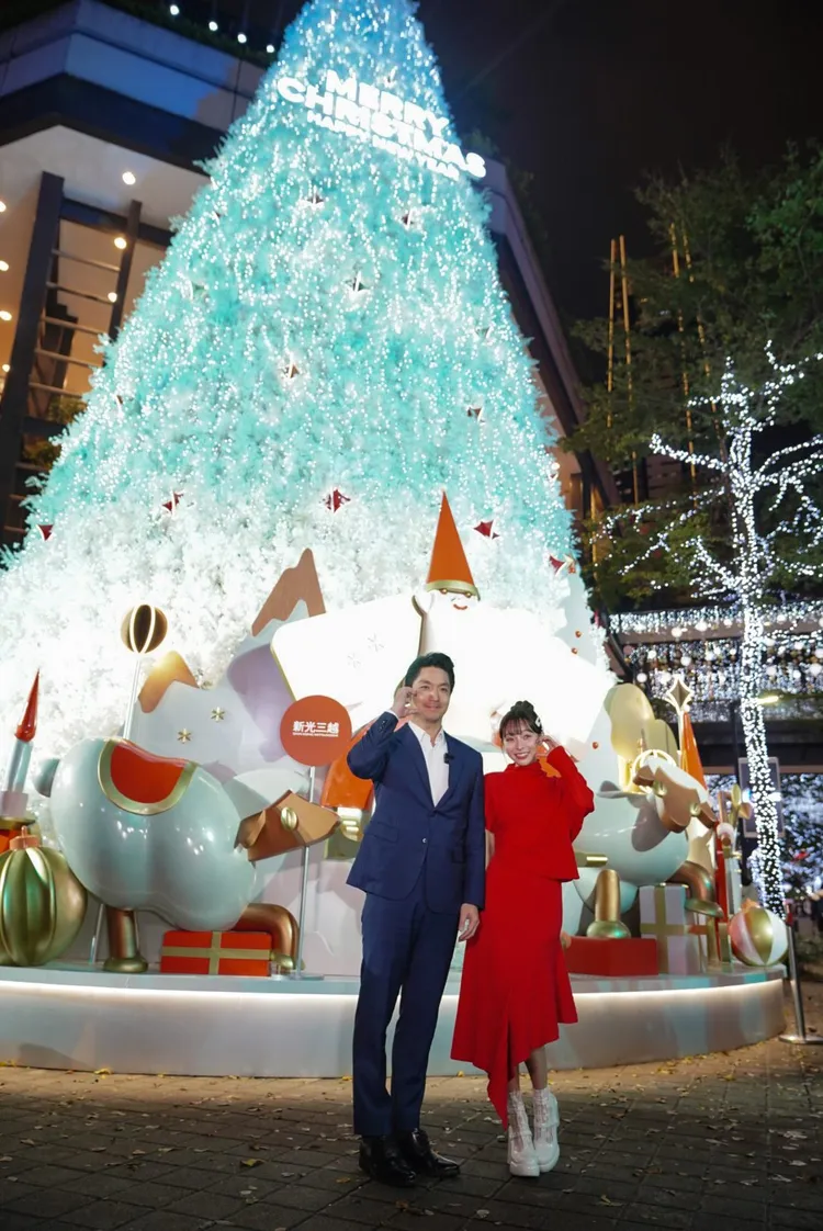 「2024繽紛耶誕玩台北」蔣萬安與耶誕大使林襄聖誕樹下互動。北市產業處提供