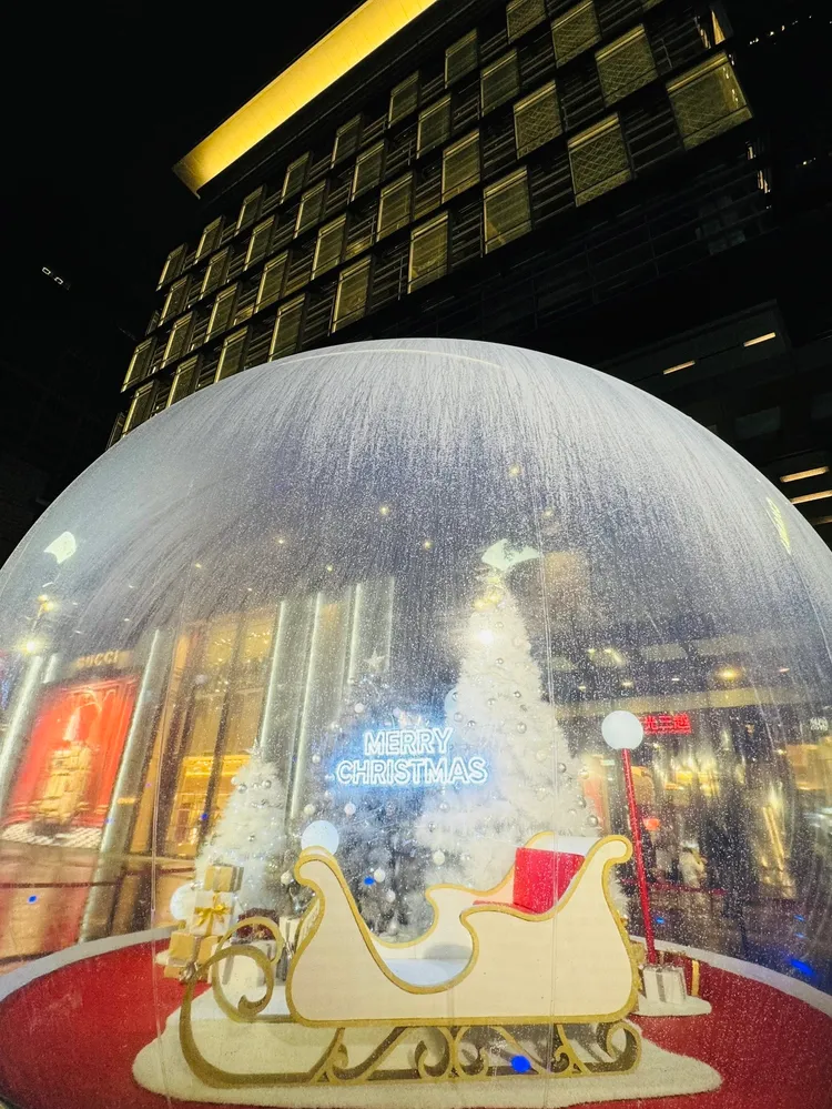 新光三越百貨的耶誕心願球。北市產業處提供