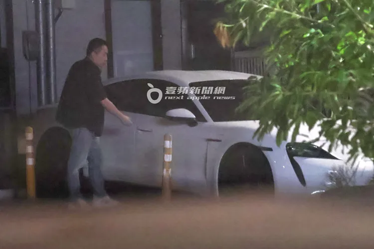 錢人豪左右察看有無異狀，才小心打開副駕駛座車門坐上尹馨的車。特勤中心攝