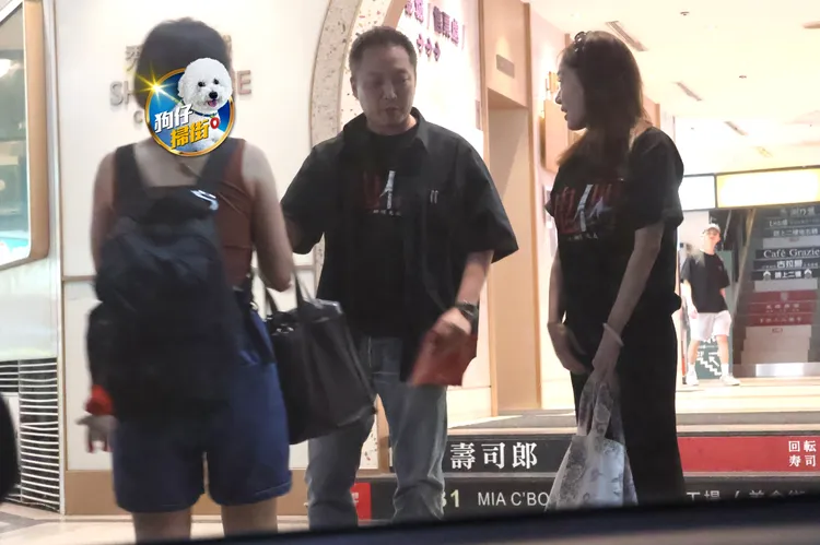 尹馨（右）與導演錢人豪站在電影院外頭等車。特勤中心攝