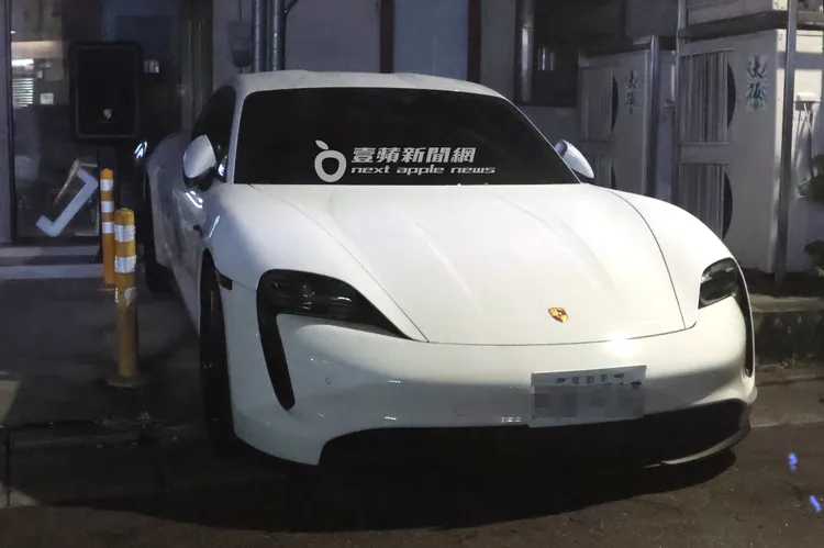 尹馨的432萬元保時捷電動車座駕，停在錢人豪的工作室後門。特勤中心攝