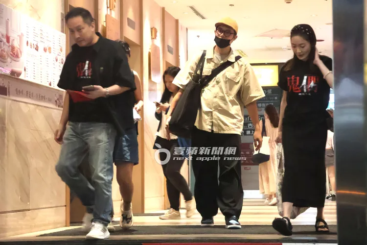 尹馨（右）與導演錢人豪（左）刻意前後步出影城。特勤中心攝