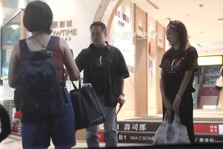 尹馨（右）與錢人豪刻意保持距離在電影院門口等車。特勤中心攝