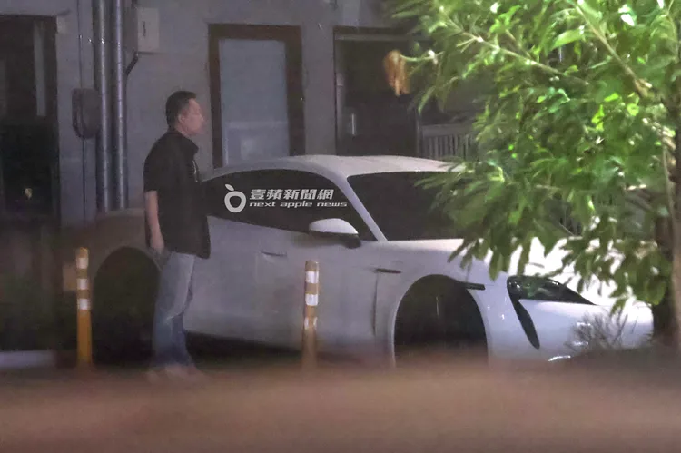 尹馨快步低調從後門離開，率先跳上駕駛座，錢人豪才小心翼翼靠近車旁。特勤中心攝