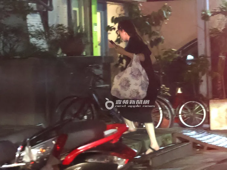 尹馨提著包包，熟門熟路跟錢人豪一前一後走進工作室。特勤中心攝