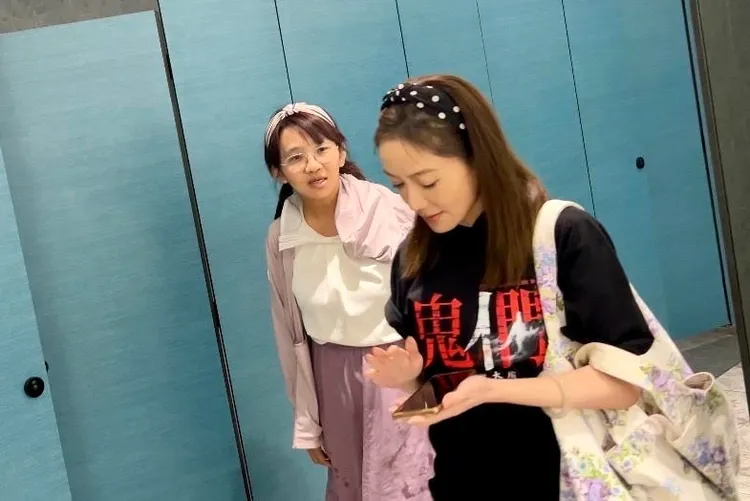 尹馨（右）在廁所外巧遇粉絲攀談關心近況。特勤中心攝