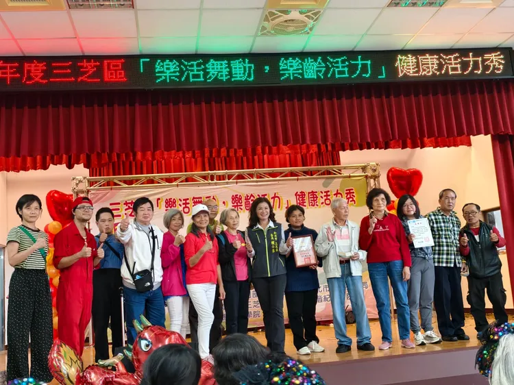 最佳創意王-全人全家合照。公所提供