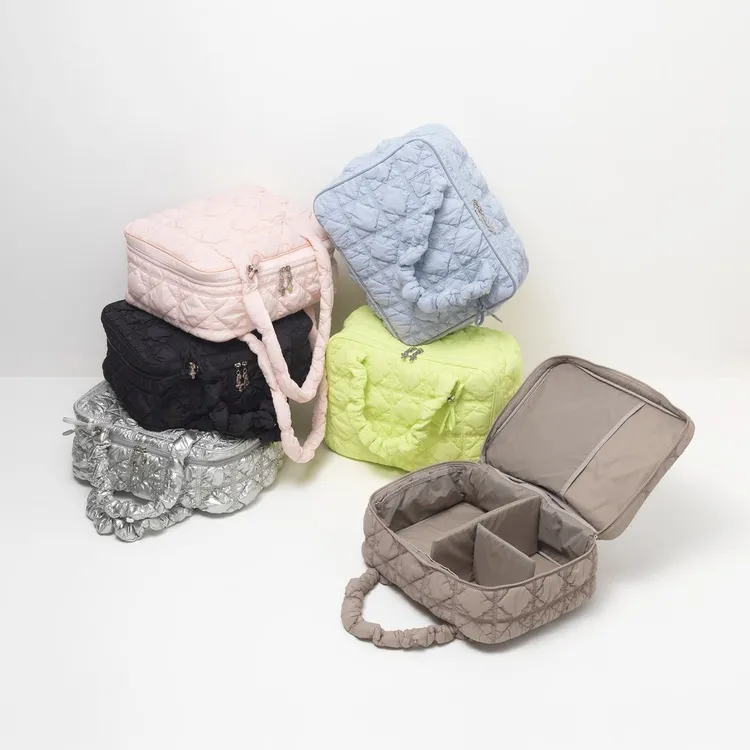 CARLYN Travel Bag收納旅行袋，各4980元。品牌提供