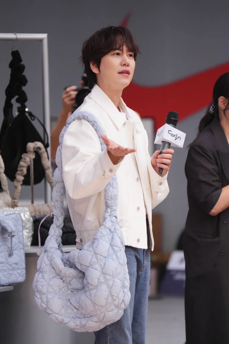 圭賢冒雨替CARLYN站台。彭欣偉攝