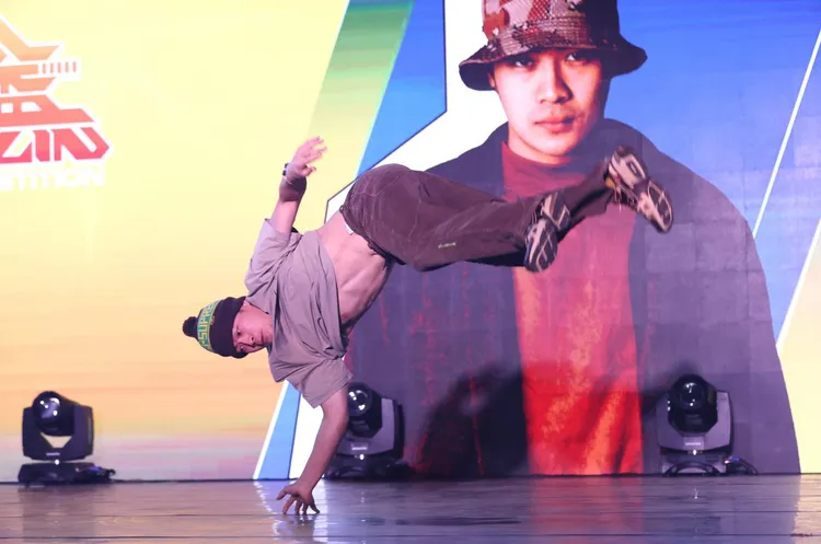 孫振在台上表現國際級的舞蹈水準。彭欣偉攝影