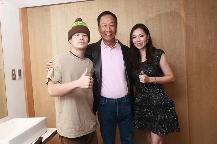 曾馨瑩（右起）和郭台銘的永齡基金會，這兩年贊助孫振的霹靂舞比賽、訓練相關經費。彭欣偉攝影