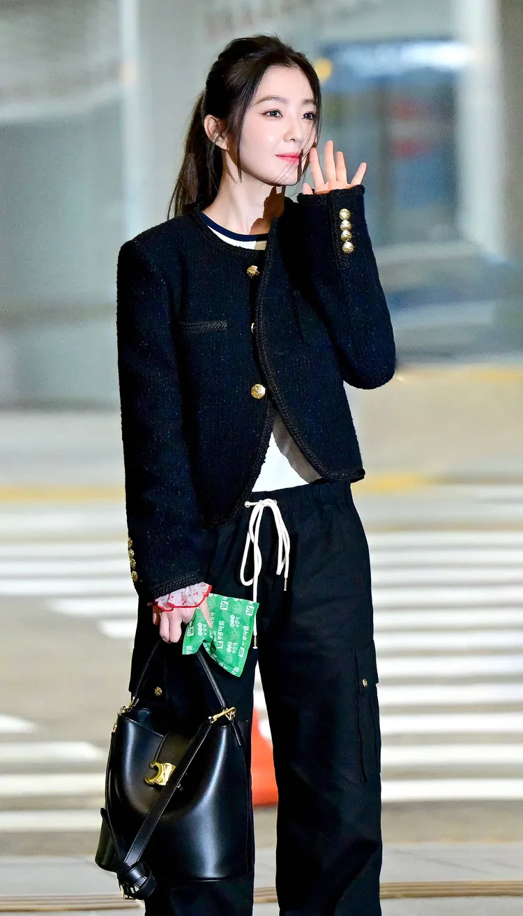 Red Velvet隊長Irene日前帶著CELINE Louise光滑牛皮革中型手袋現身機場。品牌提供