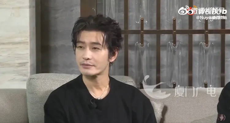 黃曉明受訪時，面露疲態、眼睛無神。翻攝微博