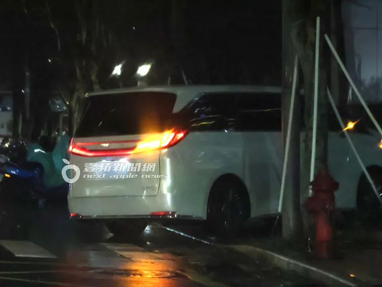 黃立成價值565萬元的LM保母車，停在對面6億的超級豪宅停車場。特勤中心攝