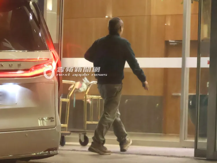 黃立成搭乘LM保母車返回500公尺的新光信義傑仕堡下車。特勤中心攝