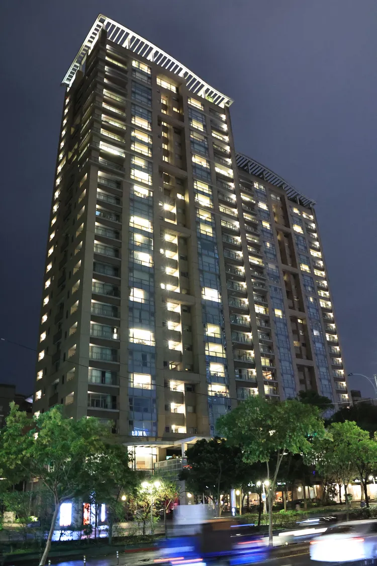 黃立成和弟弟黃立行，住在月租20萬元的新光信義傑仕堡。特勤中心攝