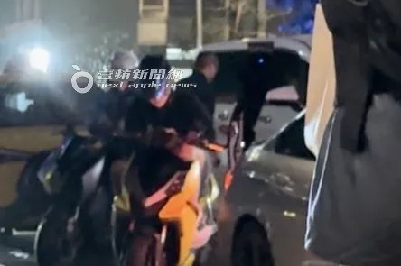 黃立成等了15分鐘終於等到LM保母車搭車離去。特勤中心攝