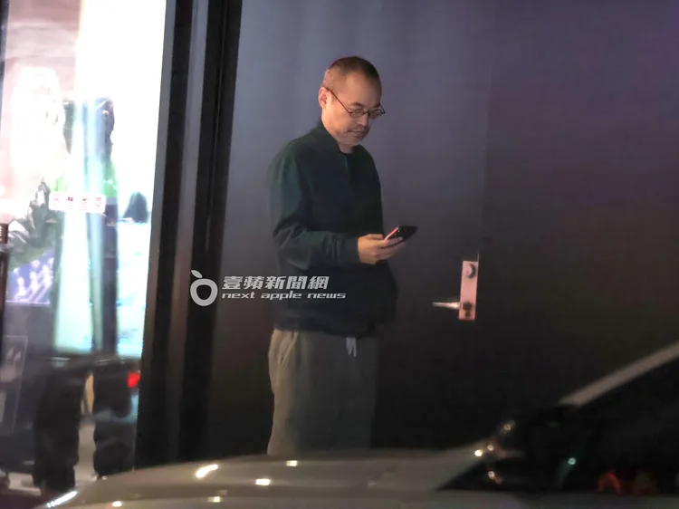 黃立成獨自在微風南山廣場前等車15分鐘。特勤中心攝