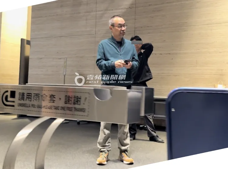 黃立成覺得有點冷，走進微風南山等車。特勤中心攝