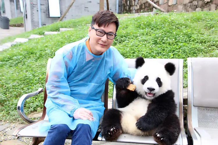 張信哲十年前曾認養熊貓「冰晶」，這次透過視訊解思愁。圖／潮水音樂提供
