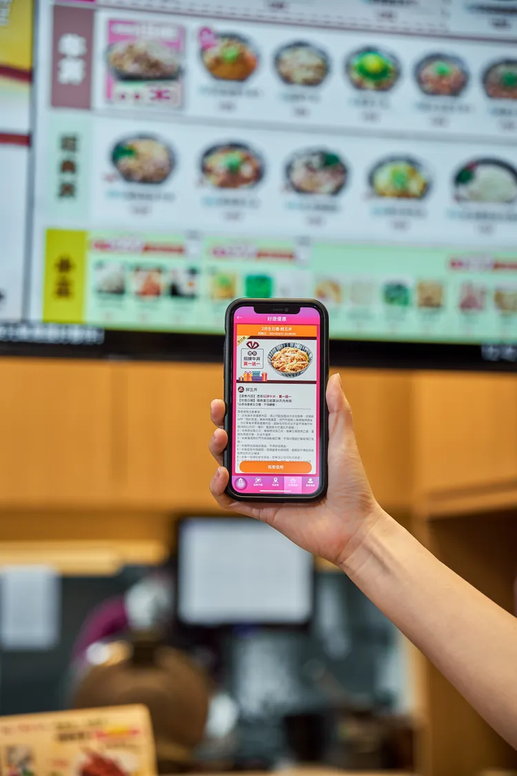 可兌換8大品牌的「1+1美食票券」，最高就能省下1410元。三商餐飲提供