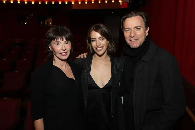 伊旺（右）、女兒克拉拉與前妻伊芙都出席電影首映會。翻攝IG@claramcgregor