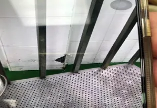 牆壁油漆剝落。北市衛生局提供