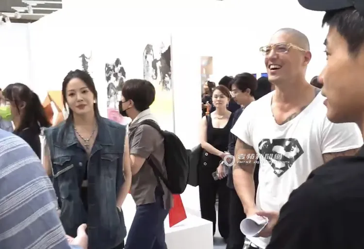 蔣友柏（右）與女特助莊涵雲過從甚密，兩人曾一起看展有說有笑。特勤中心攝