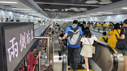 北捷電扶梯「兩側皆可站」惹惱通勤族 網戰翻:趕時間是你的問題