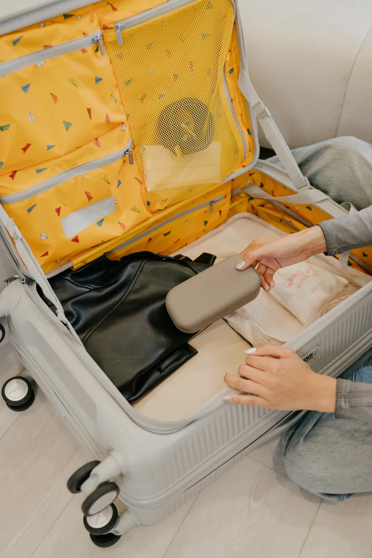 CURIO旅行箱採用上掀式設計提供便利拿取方式。品牌提供