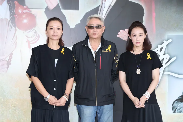 高欣欣（左起）、李國超、兵家綺一起送別石英。莊宗達攝影