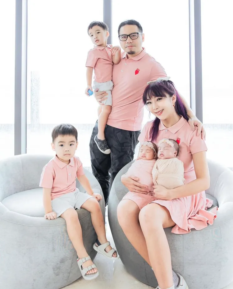 李宓拍攝全家福。翻攝mintangelme IG