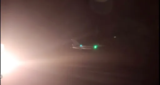 4架F-16V伴飛「歡迎台灣英雄返台」!發射熱焰彈影片曝光