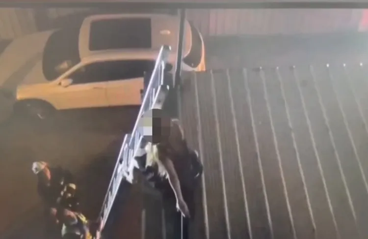 其中1名應召小姐想從屋頂逃跑，仍被警方逮捕。民眾提供