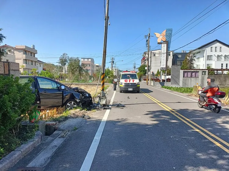 夫妻檔骨折送醫，警方調查肇事原因。民眾提供