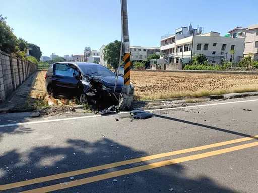 苗栗7旬翁載妻洗腎 車突衝對向車道撞電桿!皆骨折送醫
