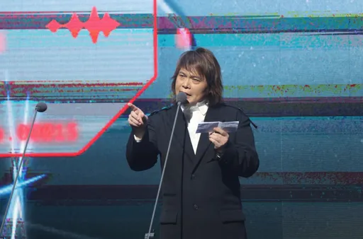 12強轉播！中華隊首勝韓國　野生伍佰親臨球場玩波浪舞