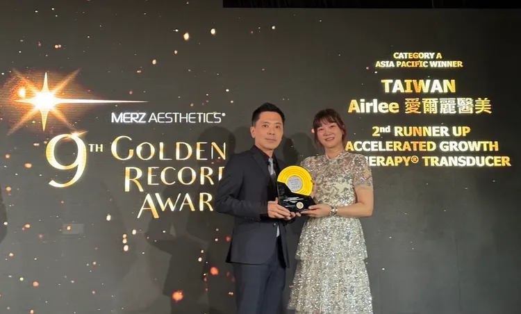 愛爾麗集團近日還獲得美國極限音波拉提亞洲區銷售冠軍，由呂彥傑院長（左）代表領獎。愛爾麗集團提供
