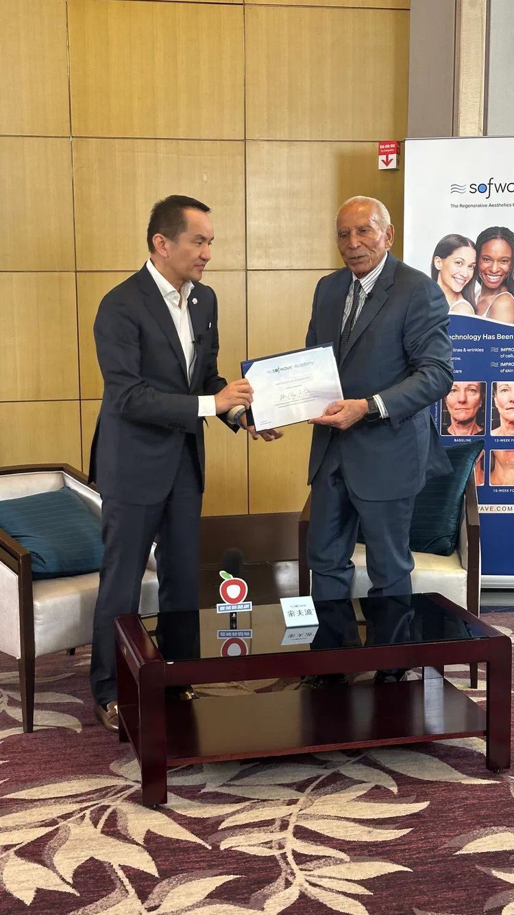 常如山在年會演講後，獲索夫波CEO頒發獎狀。愛爾麗集團提供