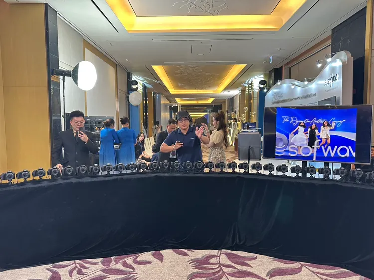 年會現場拍照區有60台相機環繞拍攝。愛爾麗集團提供