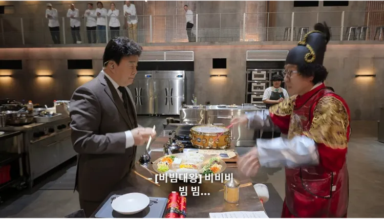 柳Bibim（右）在《黑白大廚》中要求白種元是吃前邊唱歌邊拌飯，搞怪風格受到矚目。翻攝Netflix