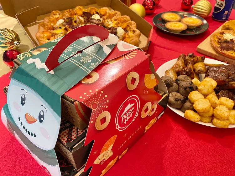 間訂購新品「美式炭烤小肋排拼盤」贈送限量聖誕樹包裝。莊偉祺攝