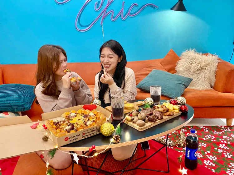 配合聖誕節、跨年等聚會需求，除了單點也推出搭配副食、飲料的「聖誕跨年小套餐」等組合。莊偉祺攝