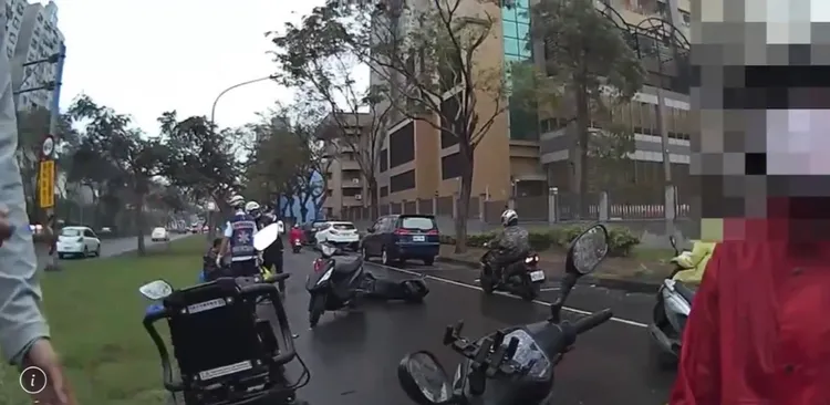 機車上電扇掉落，造成6機車連環撞。翻攝畫面