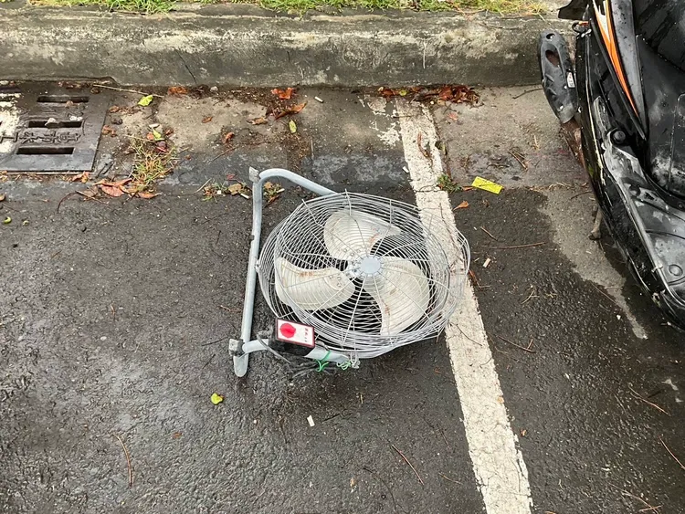 機車上電扇掉落，造成6機車連環撞。翻攝畫面