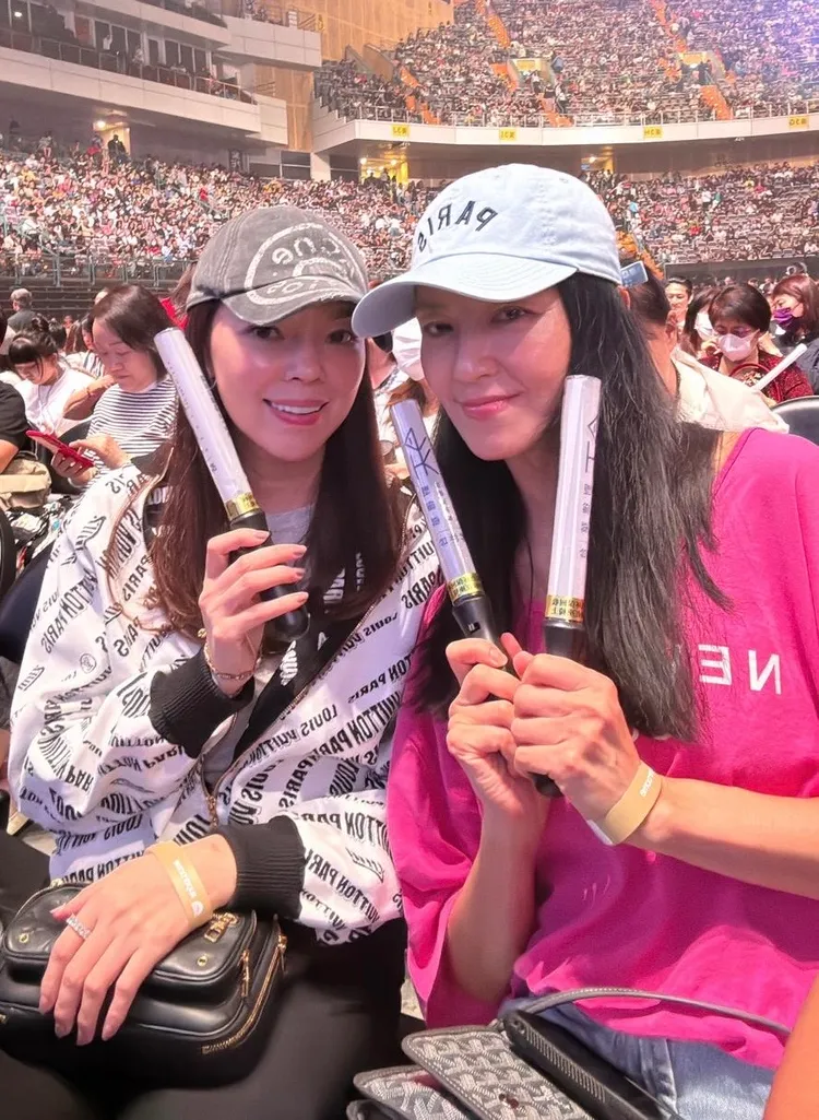 林熙蕾與曾馨瑩拿著螢光棒為華仔應援。林丞偉攝